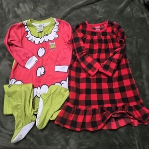 Set of pajamas one the grinch 4T (dr seus) / one dress carter's 2-3A (3T)